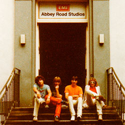 Band Nastasia vor den Abbey Road Studios
