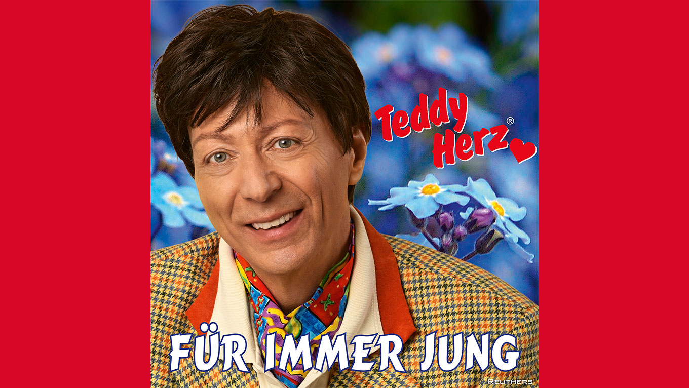 Teddy Herz sings his feeling ballad "Fuer immer jung"